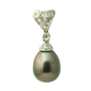 Black Pearl Drop Shape (in 18K white gold and diamonds)